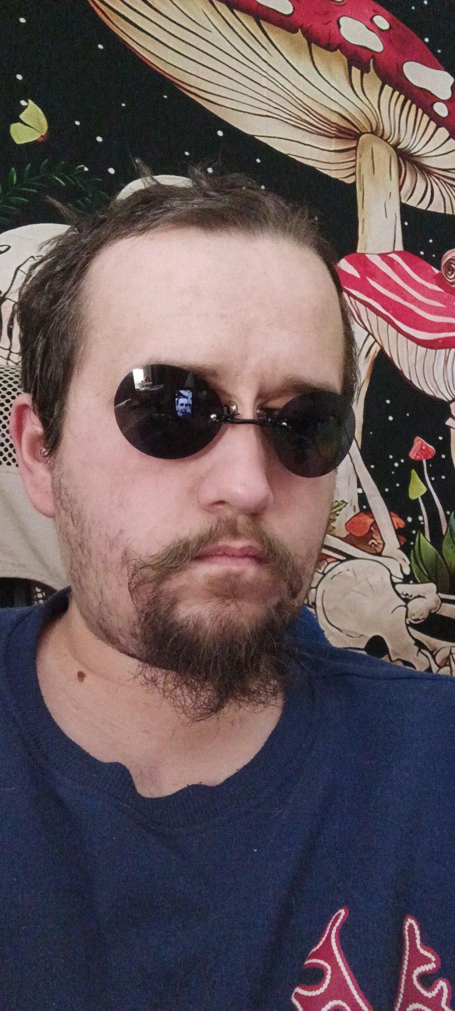 Trying out some new sunglasses, what do you think? I also need to shave and clean up a bit. https://t.co/u1rAAfc3Wi