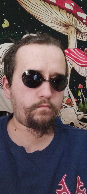 Trying out some new sunglasses, what do you think? I also need to shave and clean up a bit. https://t<a href="/tag/vanlife"class="tags"><span>#vanlife</span></a>