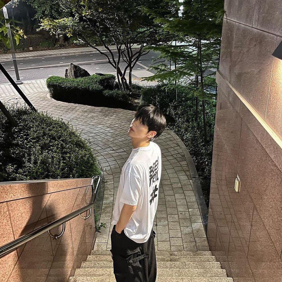 hourlyeonbin's tweet photo. even the way they pose is similar 😭 https://t.co/Mx4MvFmmdG