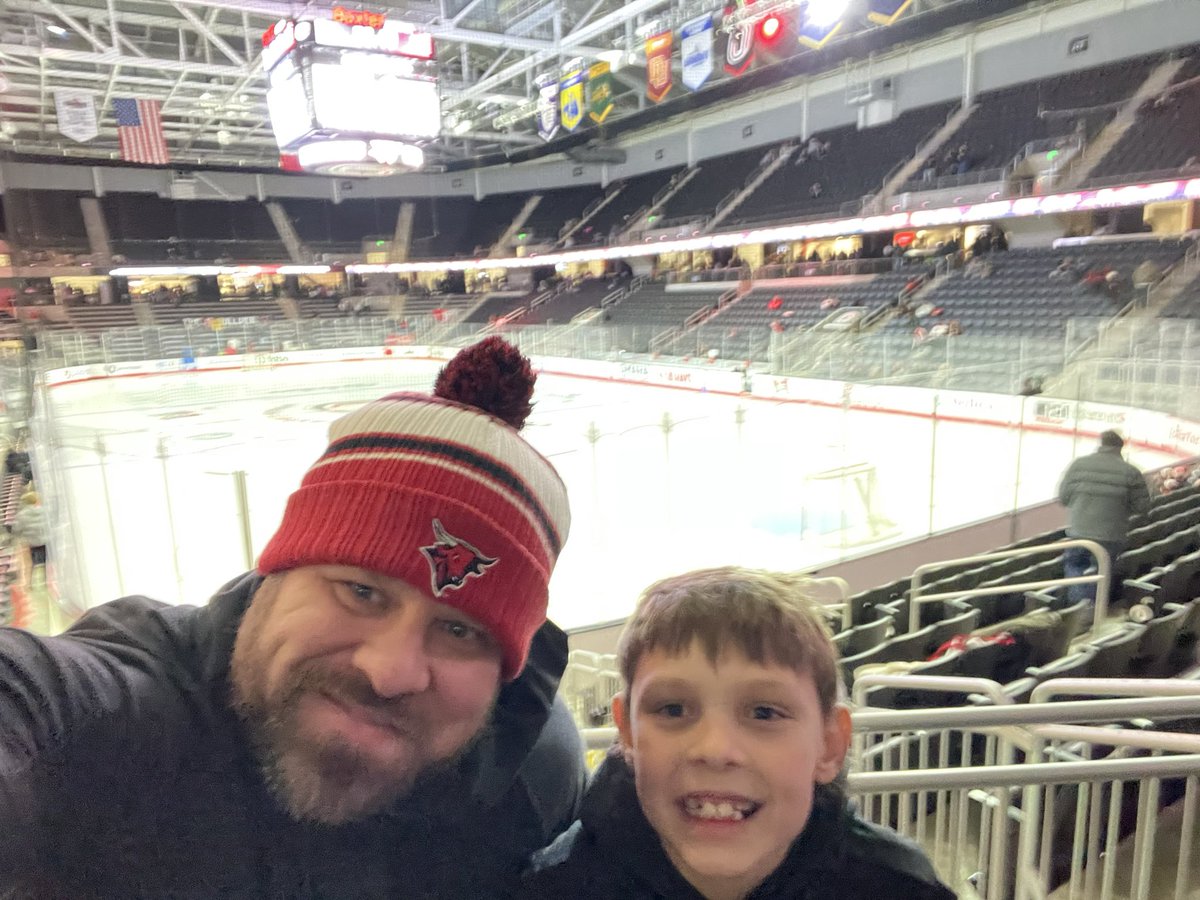 JasaSteve's tweet photo. Go Mavs!

#OmahaHKY https://t.co/80baQv78CO