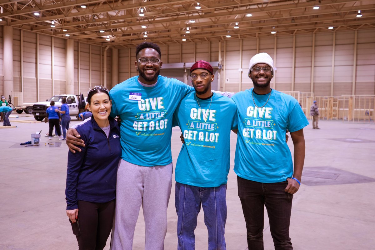 150+ volunteers united on #MLKDay to build walls for 2⃣ homes in record time! Huge thanks to everyone who came out to our day of service! Our food drive brought 293+ lbs of food! Special shoutout to <a href="/VolunteerKansas/">Volunteer Kansas</a>, <a href="/KansasFoodBank/">Kansas Food Bank</a>, and others! Let's keep building together!