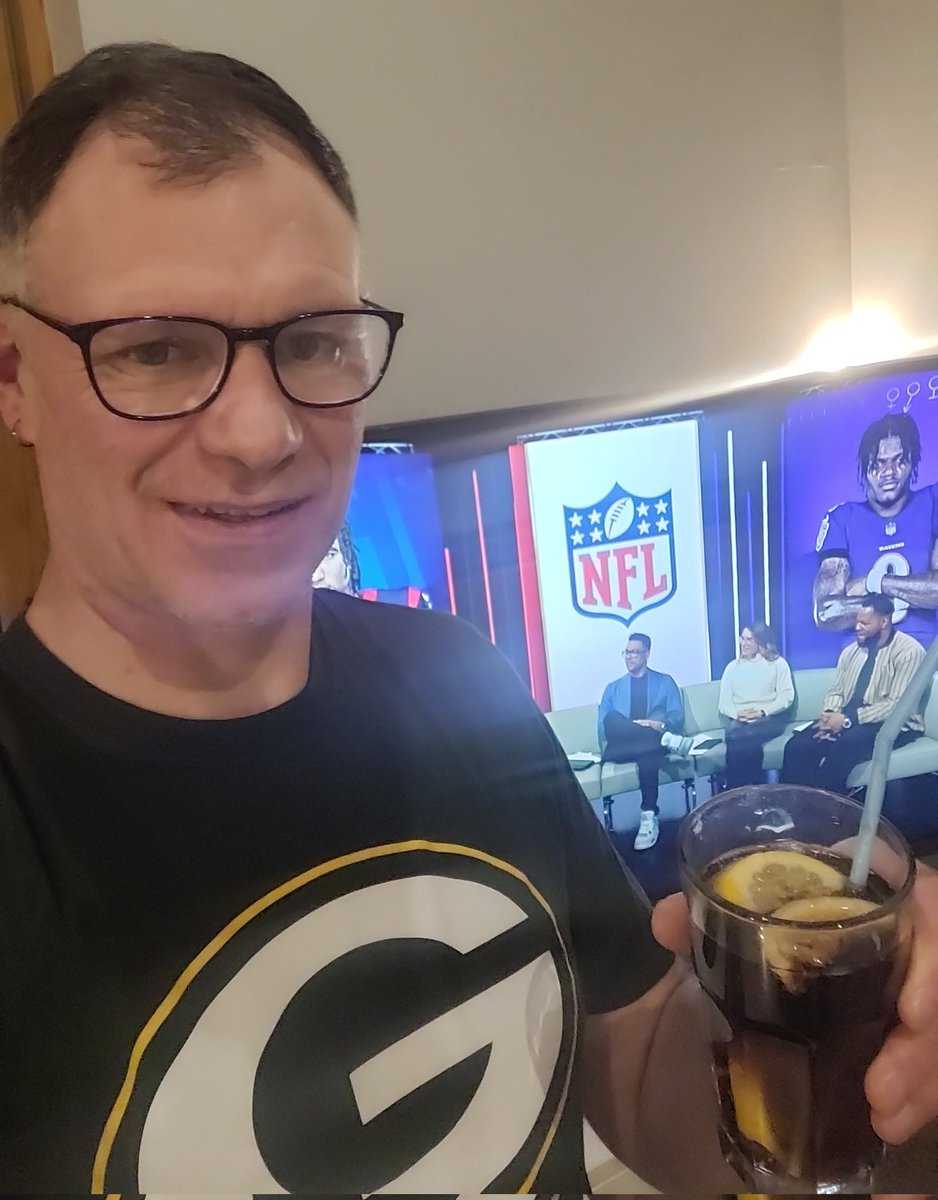ridgeway_mark's tweet photo. #PackerRollCall #GoPackGo Watching from Dublin🇮🇪 on @SkySportsNFL "Gowan Wheelo" @dan__whelan #Oneofourown🇮🇪 Also loving @Phoebe_Schecter keeping manners on @neilreynoldsnfl ,@NdamukongSuh and @JasonBell33 😀#respect👏 https://t.co/tJtUajYPap