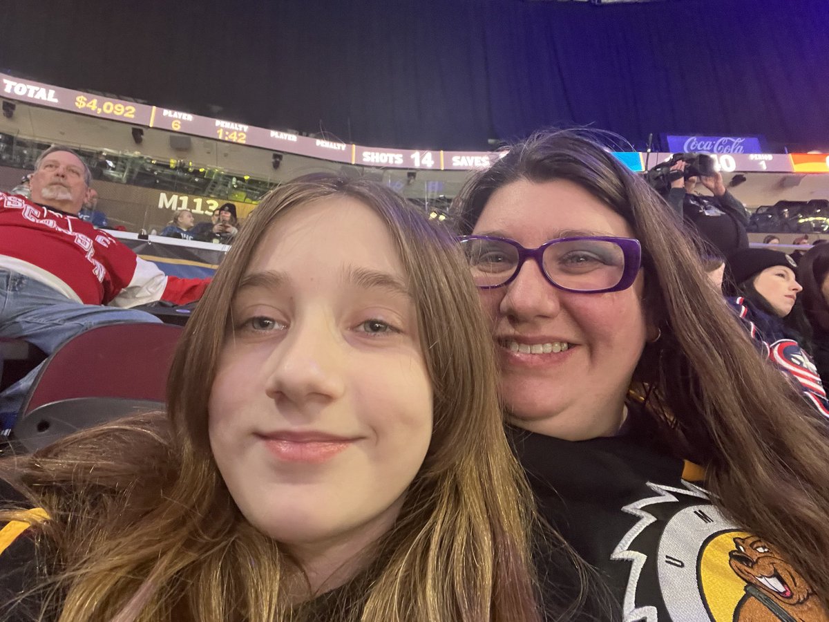 SeelyeEmily's tweet photo. ⁦@monstershockey⁩ night with the family #lighttheland #clevelandhockey https://t.co/q9XcoHPSaX