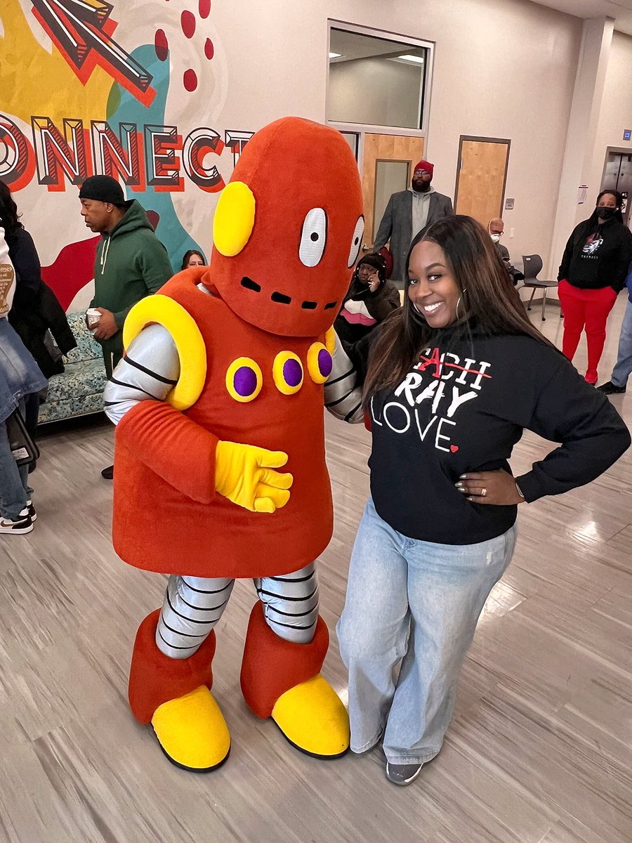 DecaturEducator's tweet image. Don’t be jealous but I got to see one of my favs in my career as an educator! Moby from @AnnieAndMoby ❤️💛 at the @DeKalbSchools @DeKalbSchoolsIT Tech Comp today!! #DCSDTechComp24 #DigitalDreamer