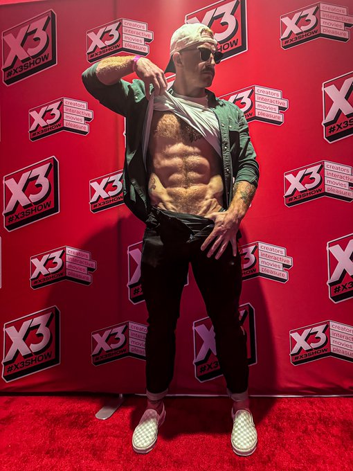Nobody at this expo knows how tore up I am (nobody recognized me either lmao) @x3expo #x3 https://t.<a href="/tag/x3"class="tags"><span>#x3</span></a>