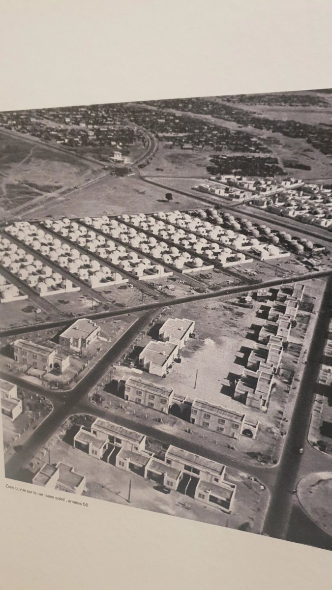 Cela fait 5 ans que je vis à #Dakar.
Je me sens dakaroise maintenant mais j'ai encore bcp à découvrir.
Alors en ce début d'année j'ai participé à 2 ballades architecturales organisées par  <a href="/CaroleDiop/">Carole Diop 🇸🇳🧡</a>.
Visite du Plateau et des maisons ballons des années 50 en voie de disparition.