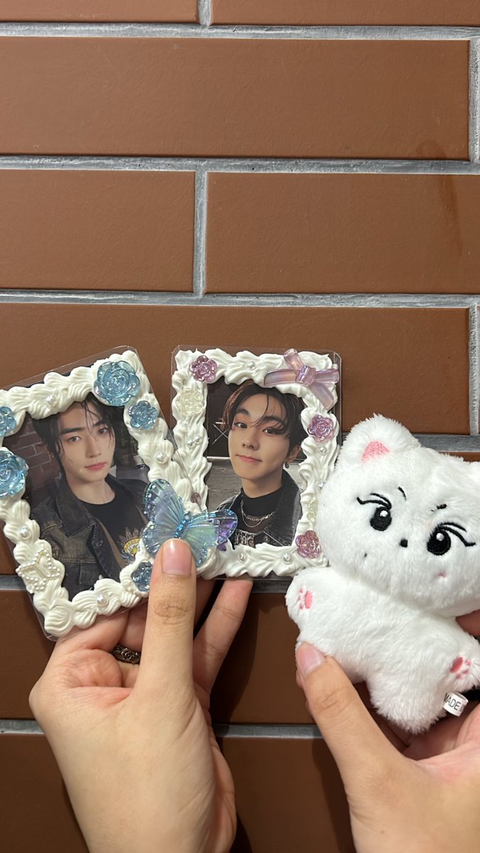 pshyjwcore's tweet photo. gave these freebies to one of the msian engenes outside kallang mall yesterday and there were still my stuffs inside that i accidentally left 😔 if you happen to have them (especially that sunghoon pc in a blue deco top loader) please dm me SOOOOON #FATE_IN_SINGAPORE https://t.co/jU8EuF6ttP