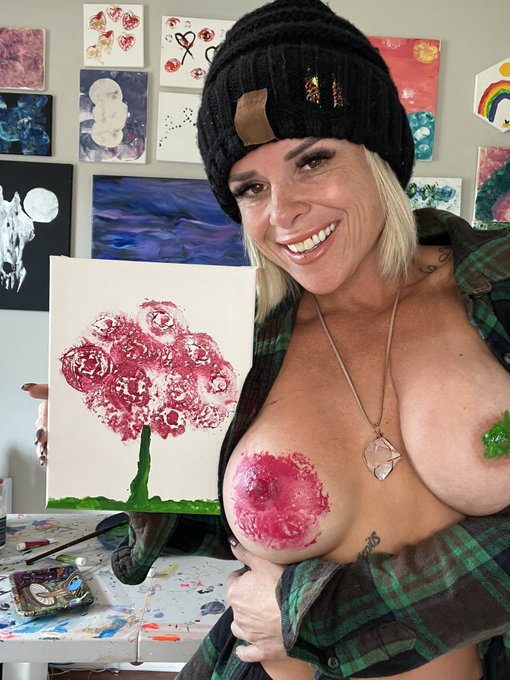 Attn: Producers, Y'all should hire @paintedbee333 she is local &amp; Available to shoot @FTKL @GoddessVickyV<a class="tags" target="_blank" title="On Twitter" href="/?out=eyJ0eXAiOiJKV1QiLCJhbGciOiJIUzUxMiJ9.eyJpYXQiOjE3MjM5ODk1OTYsImlzcyI6InR3cG9ybnN0YXJzLmNvbSIsIm5iZiI6MTcyMzk4OTU5NiwiZXhwIjoxNzU1NTI1NTk2LCJyZWRpcmVjdF91cmwiOiJodHRwczovL3R3aXR0ZXIuY29tL3BhaW50ZWRiZWUzMzMifQ.kasF_SjFWiGACQ9zUDnlX-umS_wJqpi2zfqb_UP30jAwzQRpU85dmrFIQPqPZ2tKB-fWtgySH_m-S6wn9XUhAw">@paintedbee333</a><a href="/tag/lasvegas"class="tags"><span>#lasvegas</span></a><a href="/tag/cheerleader"class="tags"><span>#cheerleader</span></a><a href="/tag/upskirt"class="tags"><span>#upskirt</span></a><a href="/tag/hotcheerlead"class="tags"><span>#hotcheerlead</span></a>