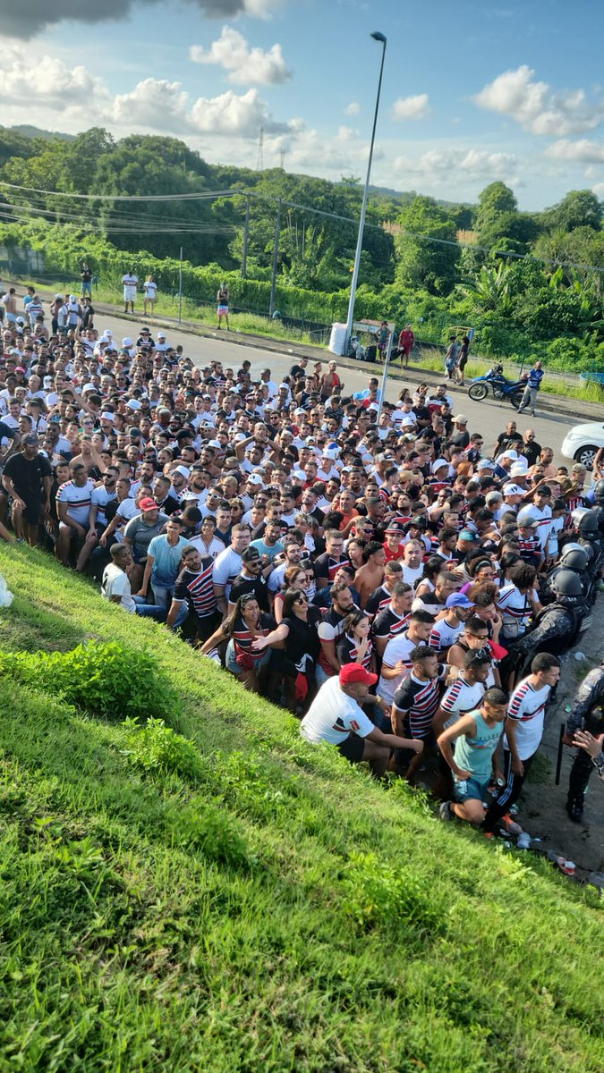 JeffersonHPS's tweet photo. Passado alvoroço do clássico, tivemos um resultado injusto pelo que foi apresentado em campo. Certo, acontece.

Entretanto alguém precisa falar sobre o que fizeram com nossa torcida hoje na #Arena, criança, gestantes e idosos passando mal, 3 bloqueios, catracas quebradas [...] https://t.co/tp4Jc4G3UF