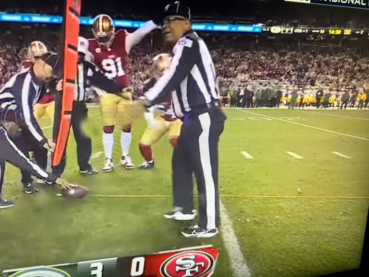 JaredBets's tweet image. Why are the Chains Diagonal? Lol #Packers #49ers