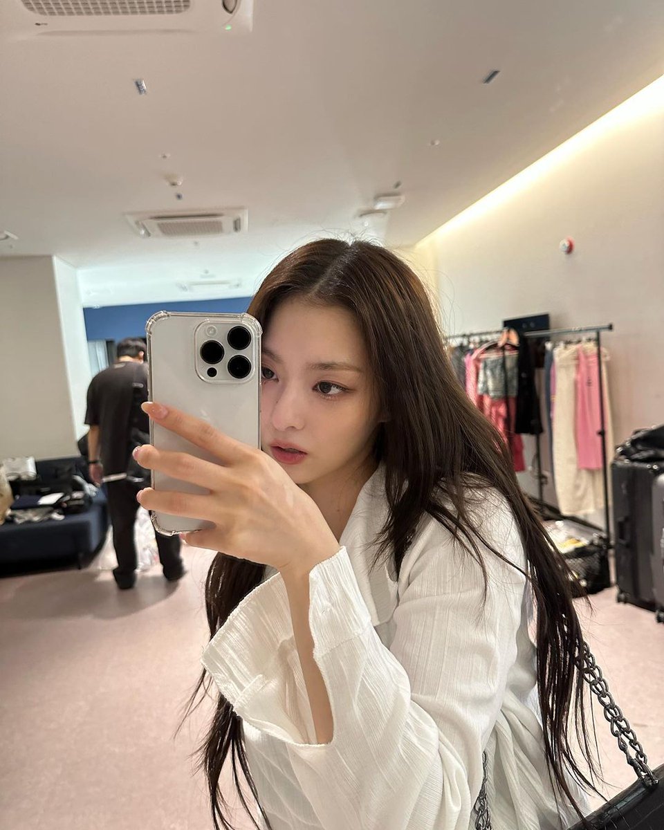 nakyuzng's tweet photo. I don't need to ask the mirror anymore because the world already knows the answer. 💋🤍 https://t.co/AYjk9t4w4t