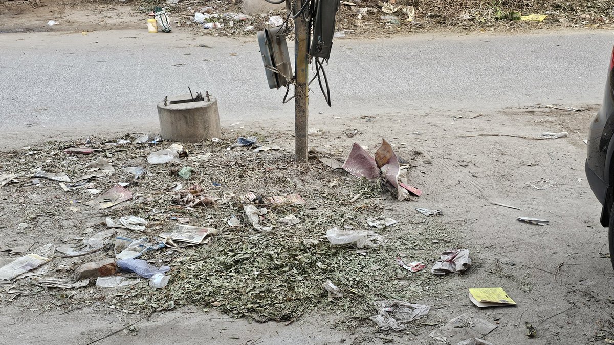 sumitaggarwalca's tweet photo. No cleaning in @smartcityfbd . Lot of garbage @DC_Faridabad @PMOIndia @SwatchBharat3 @cmohry @rajeshnagarfbd @DEFCCOfficial https://t.co/CeoM6UOKQD