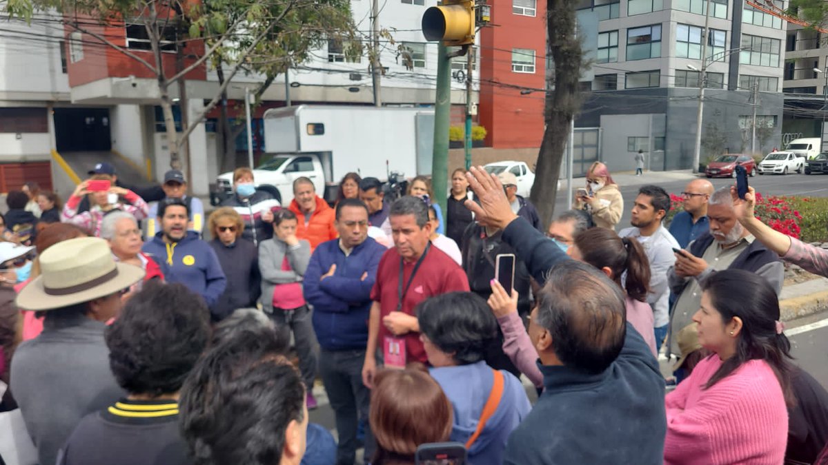 #Entérate 📢 Personal del #SACMEX y del <a href="/GobCDMX/">Gobierno de la Ciudad de México</a> acudieron a dialogar con habitantes de la Unidad Habitacional DEMET Torres San Antonio, quienes se manifestaron debido a problemas en el suministro de agua potable en el predio ubicado en la <a href="/AlcaldiaAO/">Alcaldía Álvaro Obregón</a>. 🧵
