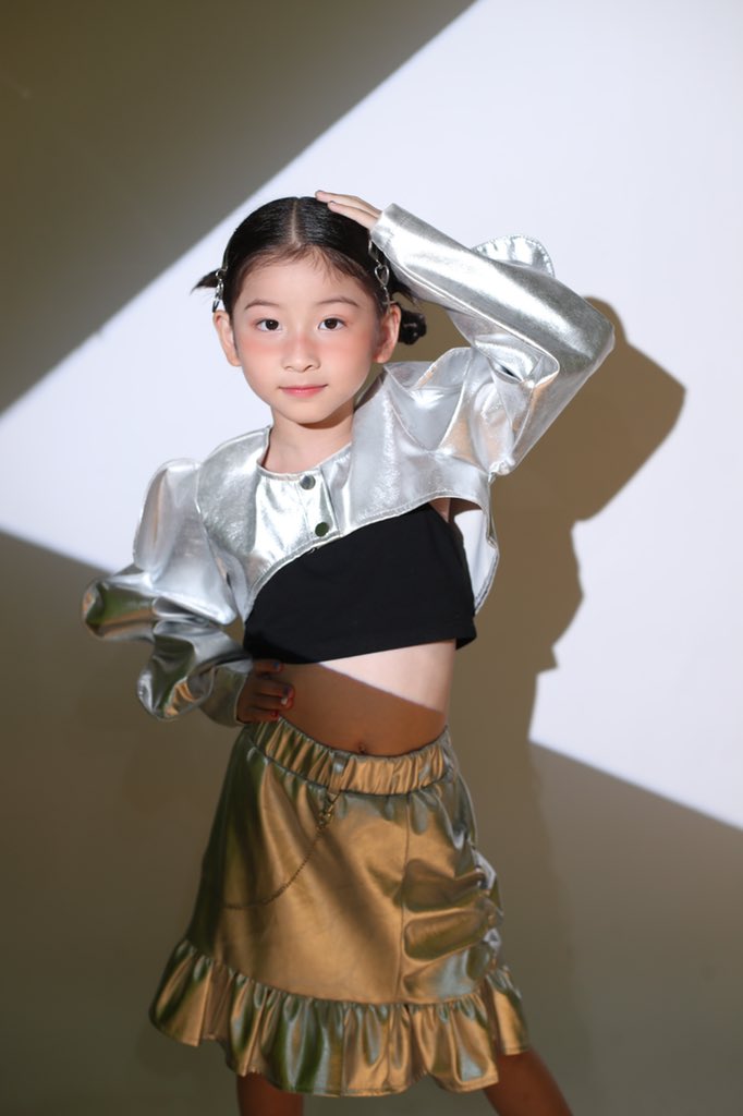 smileshit's tweet photo. 王菲 look https://t.co/f7j5GDpwdI