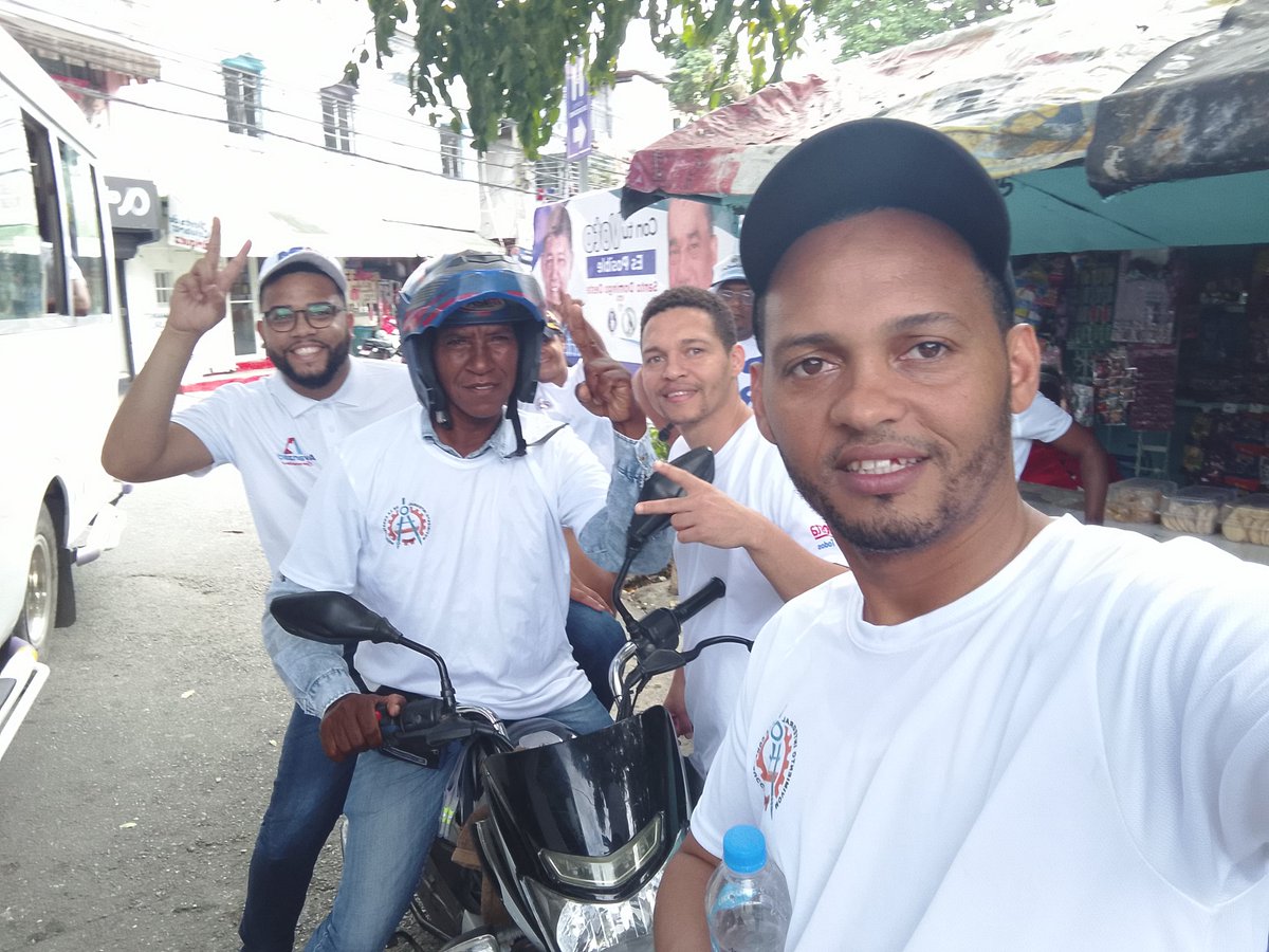 MICOMOVIMIENTO's tweet photo. Hoy nos dimos cita en la marcha Caravana del PRM en apoyo al candidato para la alcaldía #franciscopeña así como #tonyacosta y @LeyviBautista .
#Micoavanza. #micocrece
@PRM_Oficial @CarolinaMejiaG @luisabinader @JosePaliza @raquelarbaje @ATaverasGuzman @wilkinmeta @Farideraful https://t.co/DxrcAM1lDw