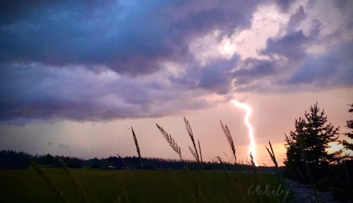 I cannot wait for Summer. #thunderstorms #Weather #StormPhotography #prairies #Alberta #Nature #Nature_Brilliance #Nature_Perfection #Powerful #cool