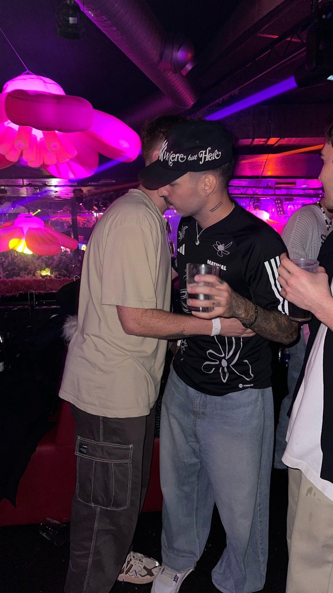 adrianloopez14_'s tweet photo. Un simple gracias se queda corto @skinnyflakk 
Me has acompañado en los momentos más duros sin darte cuenta tanto a mí como a miles y miles de personas, no te haces una idea de cuánto nos ayudas con tus canciones, una vez más gracias https://t.co/AVdRKDckb1