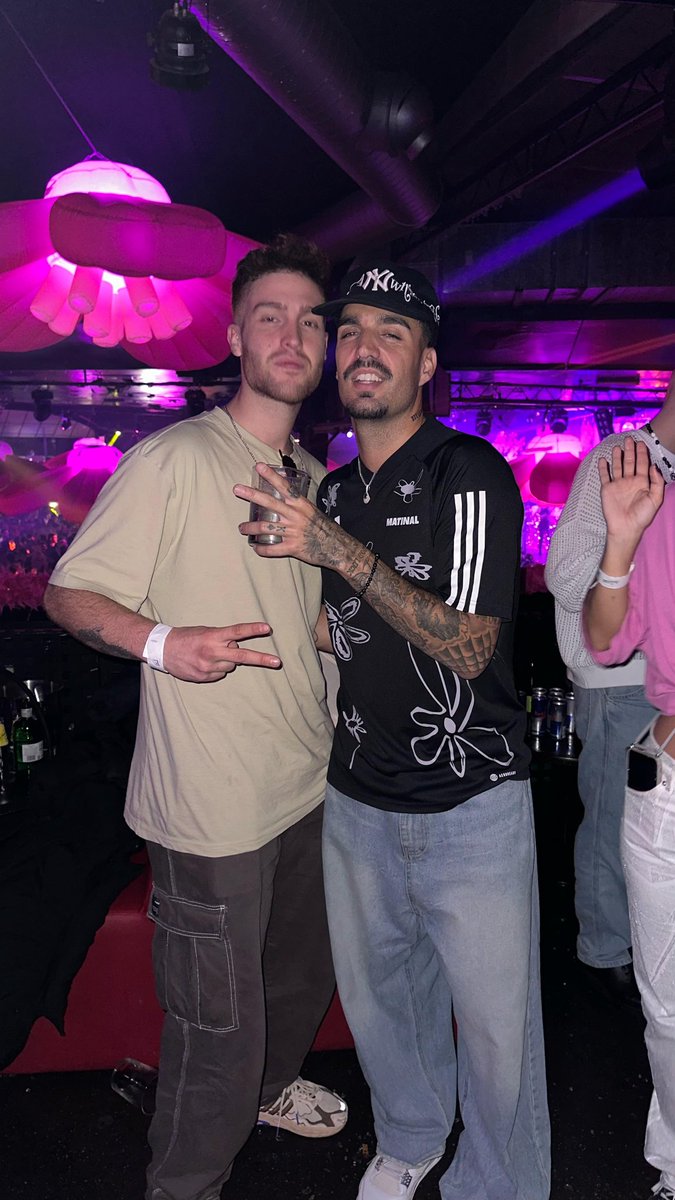 adrianloopez14_'s tweet photo. Un simple gracias se queda corto @skinnyflakk 
Me has acompañado en los momentos más duros sin darte cuenta tanto a mí como a miles y miles de personas, no te haces una idea de cuánto nos ayudas con tus canciones, una vez más gracias https://t.co/AVdRKDckb1