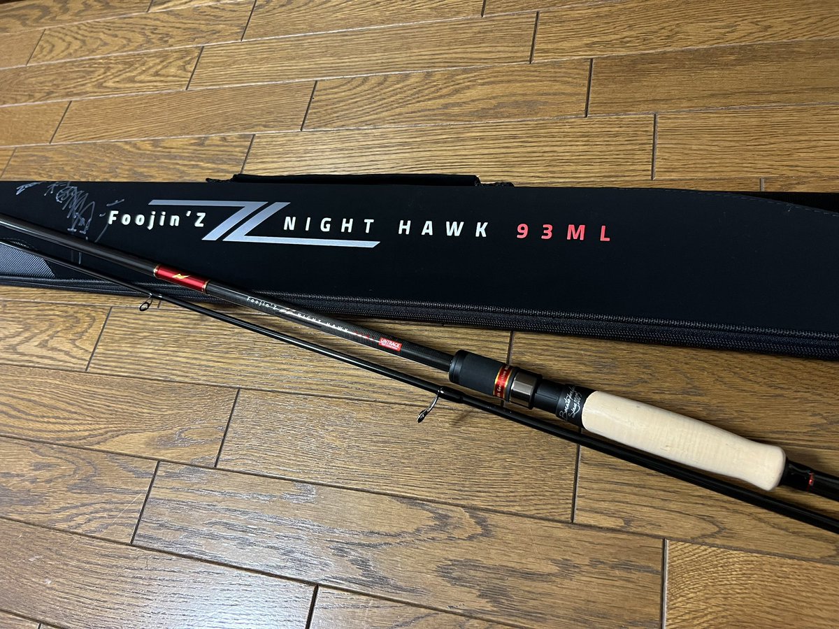 satomisa666's tweet photo. 引き強すぎて今年の運使い果たした感。やばい。これはかっこよ過ぎ。村岡さんありがとうございました！これででかい魚沢山釣ります！
#APIA #Foojin'Z Limited Edition #風神ゼータ #NIGHTHAWK93ML #ナイトホーク #コルクモデル #村岡昌憲 #BlueBlue #フィッシングショー横浜 #釣りフェスティバル https://t.co/C8kjIMMMvI