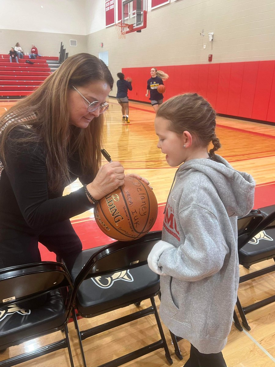IUKWBB's tweet photo. We had a special guest today at our game, Delaney Overton. A fave Lady Cub!! Thanks Delaney and family for hanging out with us. https://t.co/Naz3MaDBqW