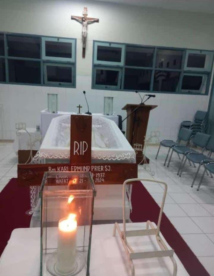 JostKoko's tweet photo. REQUIESCAT IN PACE
Romo Karl Edmund Prier, SJ.
Minggu, 21 Januari 2024
Pukul 00.40 wib
di. RS Panti Rapih Yogyakarta

Informasi selengkapnya menunggu kabar dari Pastoran Komunitas SJ Jl. Bener. https://t.co/aFfpDZKbVd