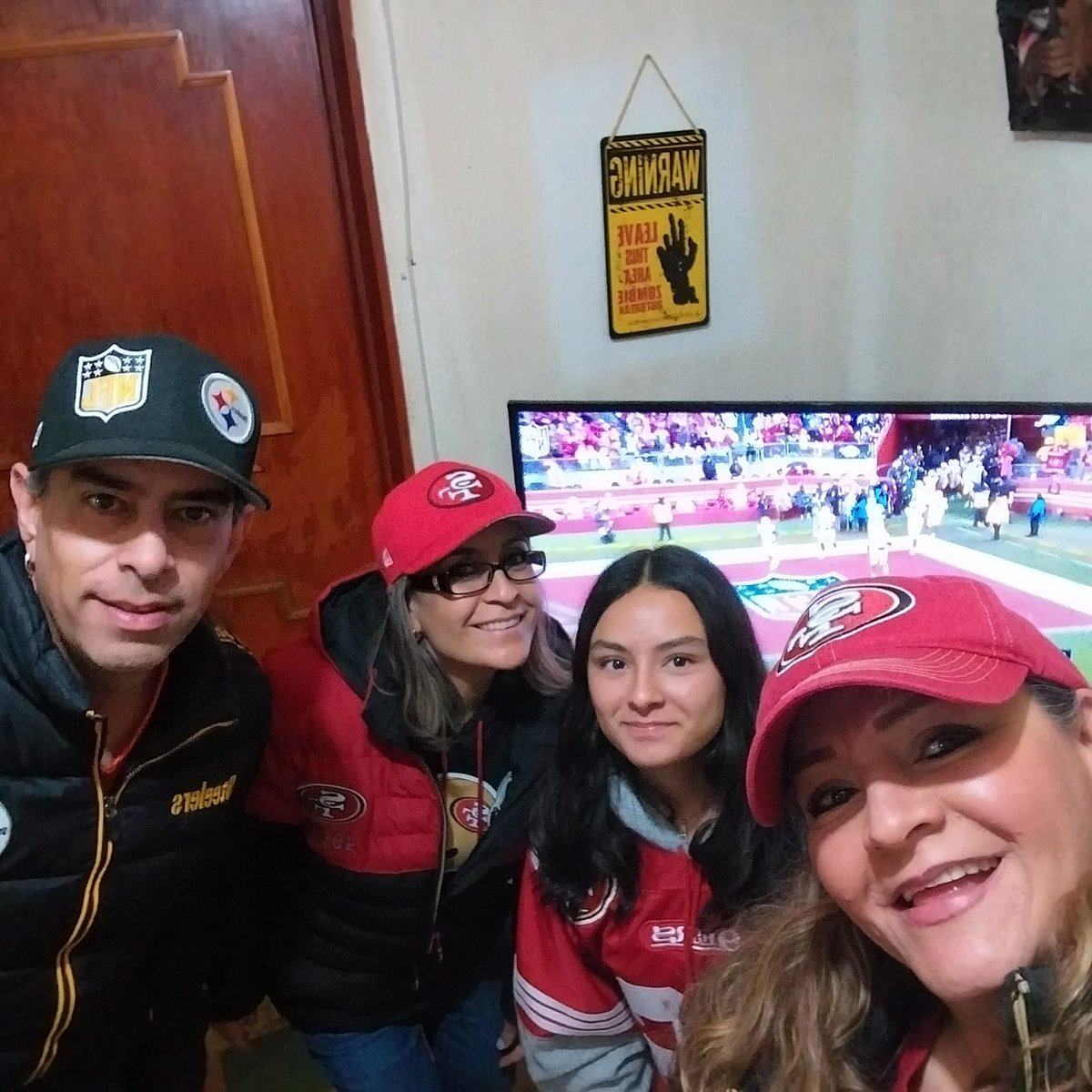 Siguiendo el juego!! 🤘🏻🎸🤘🏻 #TuPaseCompleto <a href="/adevaldes/">Antonio de Valdés</a>  <a href="/EnriqueBurak/">Enrique Burak</a>  <a href="/pepesegarra/">Pepe Segarra</a>