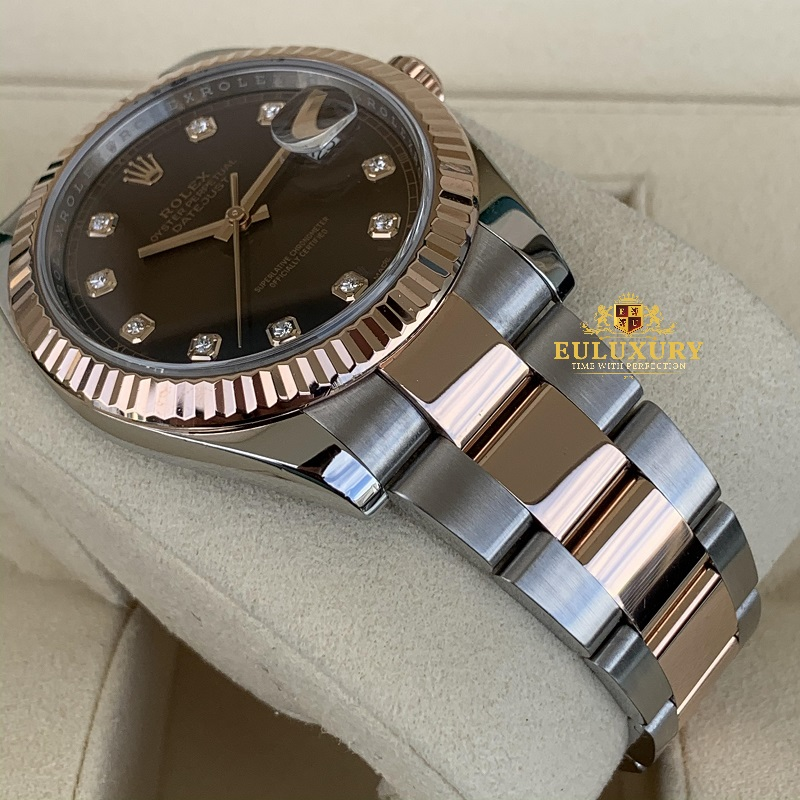 Naina_Imran's tweet photo. 🕰️✨ Khám Phá Sự Quý Phái Của Rolex Datejust 41mm Everose Gold Oyster 126331! ⌚🌹 #RolexDatejust #LuxuryTimepiece

🌟 Thiết Kế Sang Trọng:

Nhấn mạnh vẻ đẹp sang trọng và tinh tế của Rolex Datejust 41mm với vỏ Everose Gold Oyster. 💫🔶
⌚ Động Cơ Hiện Đại:

Trải nghiệm sự chính xác và độ chính xác của đồng hồ Rolex với động cơ tiên tiến b��n trong. 🔄🔧
🌹 Màu Sắc Tinh Tế:

Mô tả sự quý phái của màu Everose Gold, tạo nên sự ấn tượng và đẳng cấp. 🌹🌈
💎 Chất Liệu Chọn Lọc:

Nêu bật về chất liệu Oystersteel và Everose Gold, kết hợp hài hòa giữa sức mạnh và đẳng cấp. 💎⚙️
🔍 Chi Tiết Đặc Biệt:

Mô tả các chi tiết độc đáo và tinh tế trên mặt đồng hồ, thể hiện sự tôn trọng đối với nghệ thuật chế tác. 🔍🎨
👔 Phối Hợp Phong Cách:

Hướng dẫn cách phối hợp Rolex Datejust 41mm với trang phục để tạo nên phong cách đẳng cấp. 👞👗
📷 Chia Sẻ Ảnh và Trải Nghiệm:

Chia sẻ những hình ảnh đẹp và trải nghiệm của bạn với chiếc đồng hồ này. 📸💬
👉 Nhấn Follow để Cập Nhật Những Tin Tức và Xu Hướng Mới Nhất về Đồng Hồ Rolex! 🌐⌚ #RolexLovers #TimepieceElegance