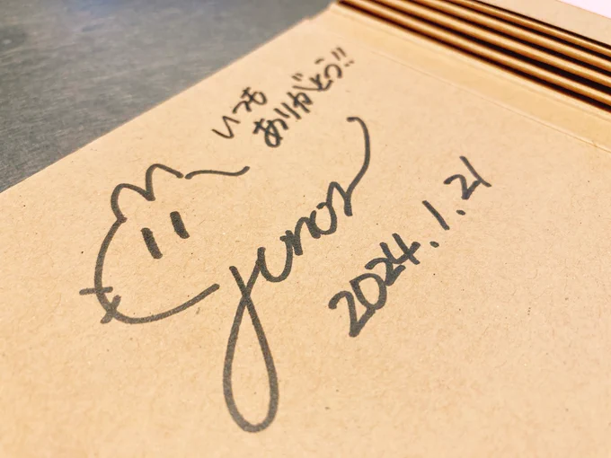 この5年間ずっと応援してくれてた相互ちゃんに会ってきた…!ほんとにわたしの作品を大事にしてくれてて、めっちゃ前のネトプリにサイン頼まれて泣きそうになった…  間違いなくこの5年で1番描き続けてよかったと思える時間だったな…  最古参認定します!遠くからほんとにありがとう!
