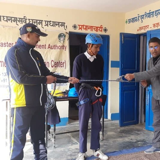uksdrf's tweet photo. SDRF उत्तराखंड पुलिस द्वारा जनपद उत्तरकाशी के राजकीय इंटर कॉलेज भटवाड़ी धनारी में उपस्थित छात्र-छात्राओं एवं स्कूल स्टॉफ को आपदा प्रबंधन के अंतर्गत राहत बचाव कार्य व प्राथमिक उपचार की बेसिक जानकारी के साथ ही अभ्यास भी कराया गया।
#SDRF 
#UttarakhandPolice 
#disasterprepardness https://t.co/RN3CqbY5sk