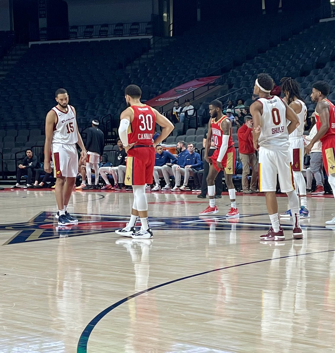 asreeves21's tweet photo. Court side at the @ChargeCLE game in Birmingham! https://t.co/zJSUgnNhUN