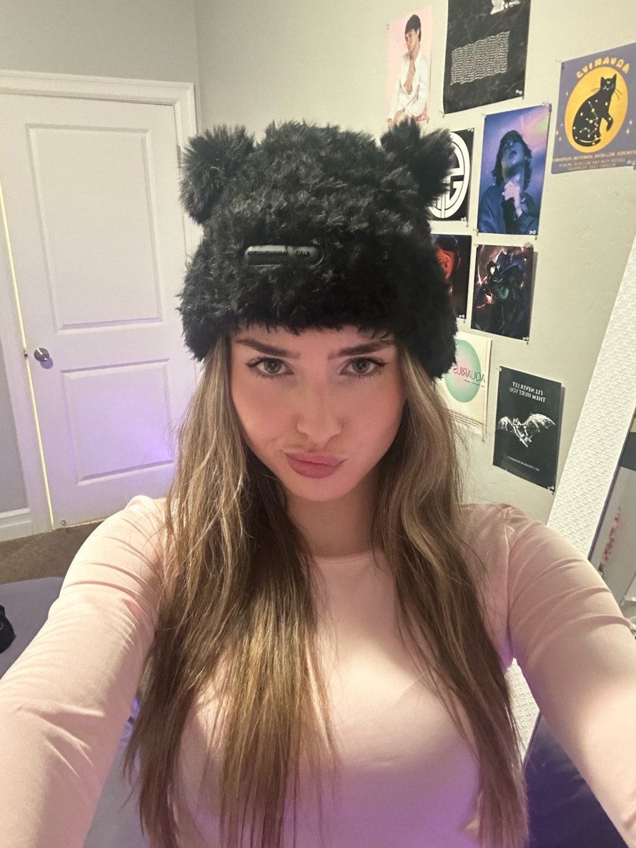 punk_qween's tweet photo. went afk in valorant just to take a pic of me in my new hat https://t.co/hTwhcTrja7