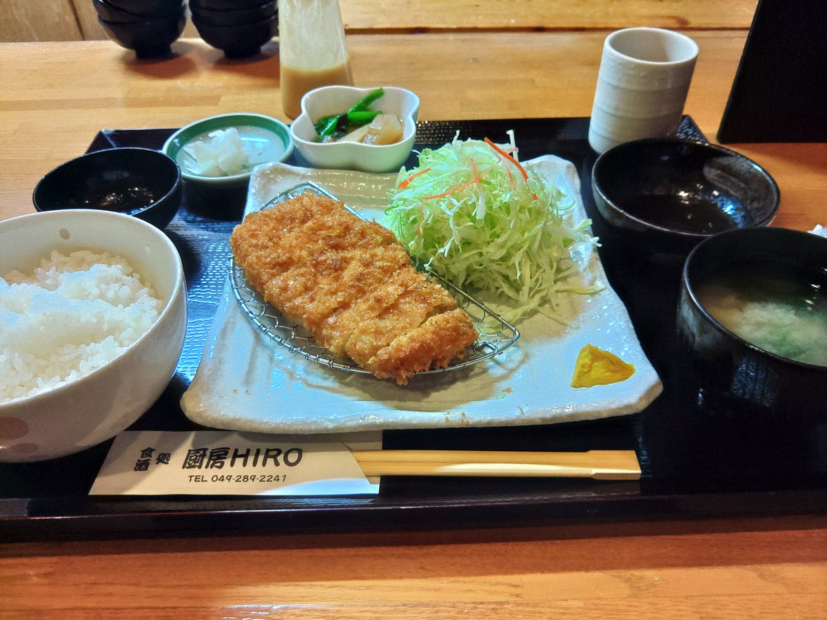 坂戸駅北口すぐのとんかつ屋さん【厨房HIRO】さん。ランチの「豚ロースかつ定食(1000円)」。ライス、味噌汁に小鉢、お新香付き。ライスは一回までおかわり無料。衣は薄めでキャベツが山盛りでした。
#坂戸グルメ #ランチ #とんかつ