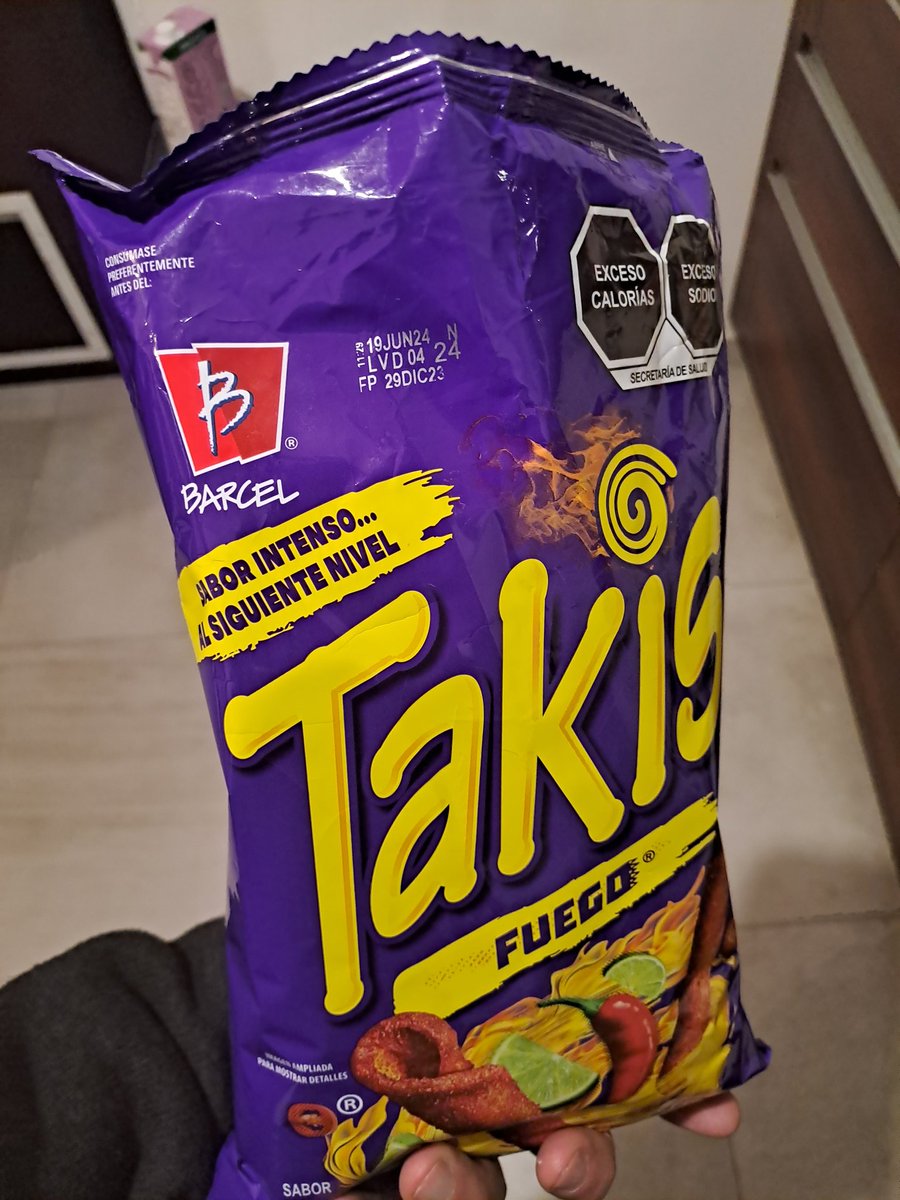 cgsolano's tweet photo. @BarcelMx De verdad así de vacías las bolsas de 240 gramos de Takis? No se pasen. Es puro aire. #chafa https://t.co/nlDCEGhti5