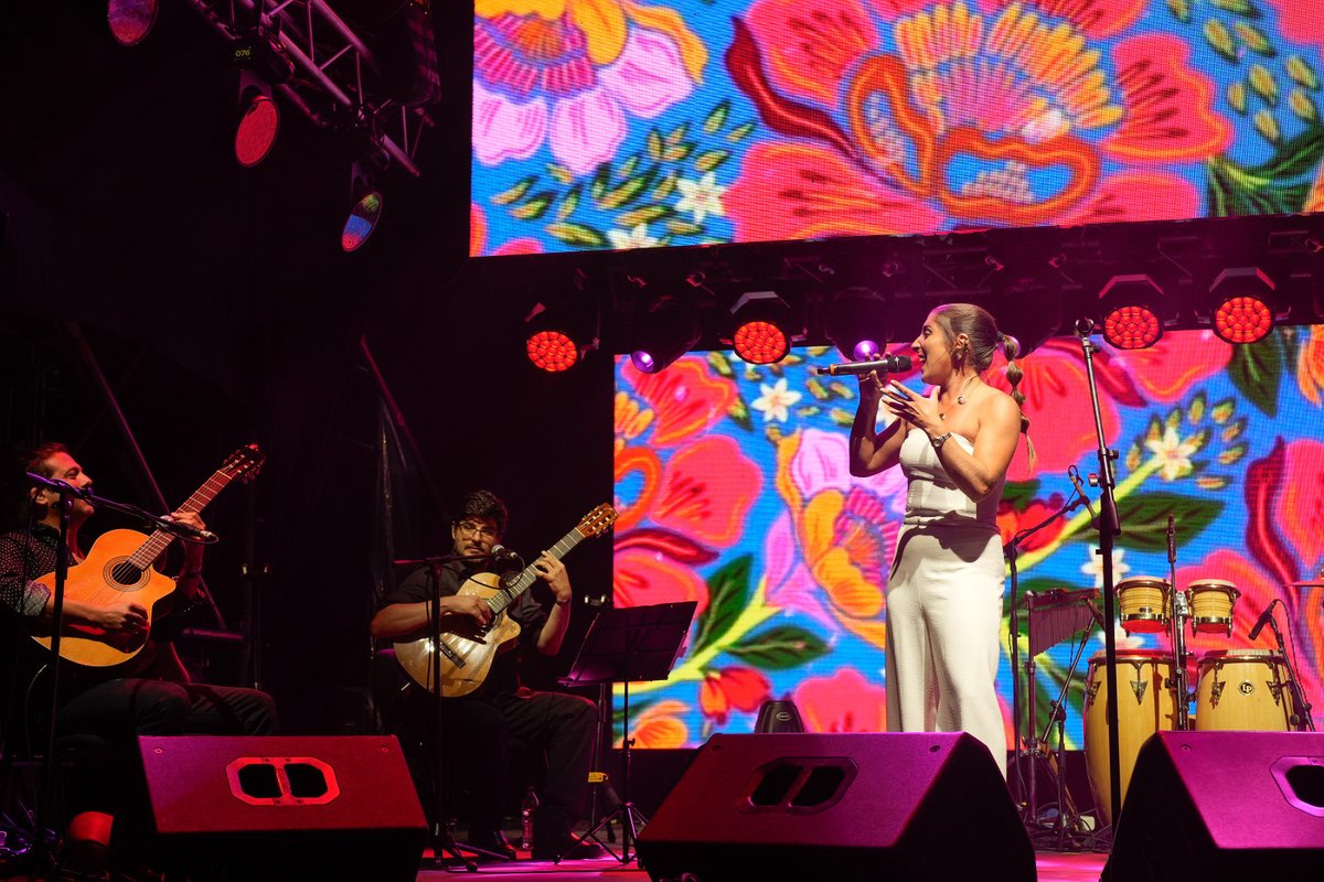 #300AñosDeMontevideo

<a href="/FrancisAndreuOk/">Francis Andreu</a> al ritmo del 2x4 en el #EscenarioMatriz 🎤

#300Años en cuerpo y alma ✨