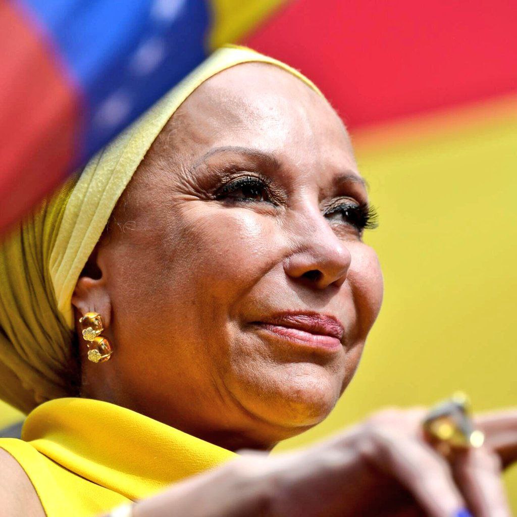 CubaMre's tweet photo. 🇨🇺🖤🖤🖤 #Cuba te rinde tributo Piedad Córdoba mujer de estirpe, coraje y corazón. #Colombia 🇨🇴 @EmbacubaCol https://t.co/8CgnNoOdSv