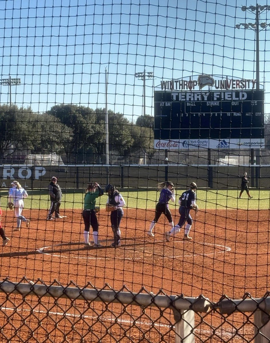 Kelsi_alberson's tweet photo. The cold didn’t stop this Winthrop camp🥶! Who needs a hot and sunny day. Thanks @CoachFuller7 @ansley_gilstrap @CoachMoWyatt
I got lots of great advice and can’t wait for the next!!! 
@llgparham
@Org_LLG 
@LLGCOACH
@PalmettoSoftba1 https://t.co/2DFhB64tVV