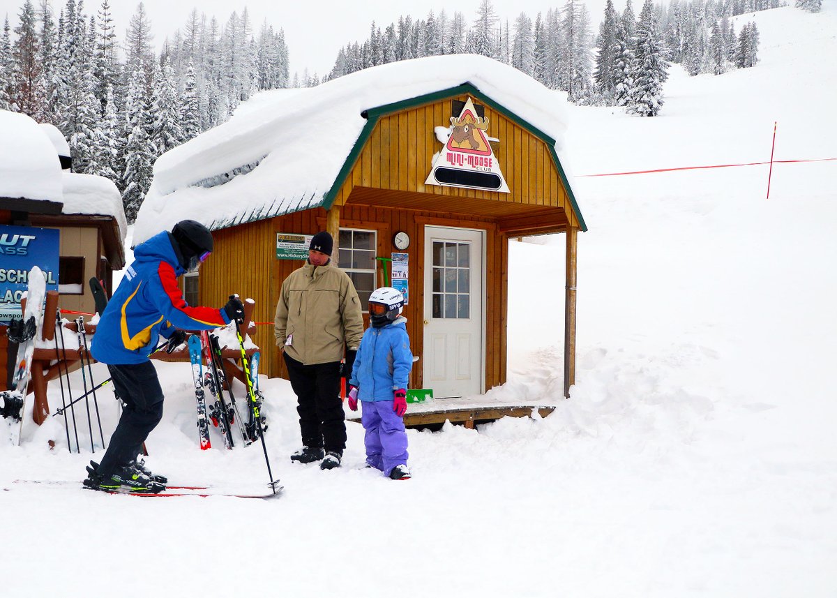 skilookout's tweet photo. January is Learn to Ski or Snowboard month. Get a $69 package that includes beginner area lift ticket, Rental equipment and a professional lesson. Special $69 rates valid thru Jan. 31st. Time to learn something new. #TakeALesson https://t.co/uhRd0F3N9S