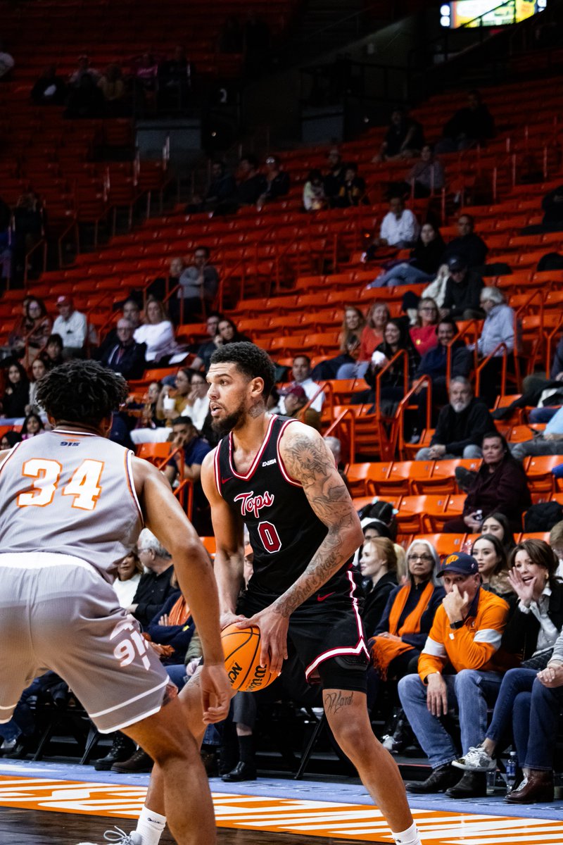 WKUBasketball's tweet photo. 𝗗𝗼𝘄𝗻 𝘁𝗼 𝘁𝗵𝗲 𝘄𝗶𝗿𝗲 ⏳
WKU 75 | UTEP 77
2nd 3:32
McHenry | 18 pts
Howard | 14 pts
Moore | 13 pts
Faye | 10 pts
Marshall Jr. | 8 pts
📺: ESPN+ https://t.co/Zsi93B6ir6
#GoTop https://t.co/bcaeKyJlj9