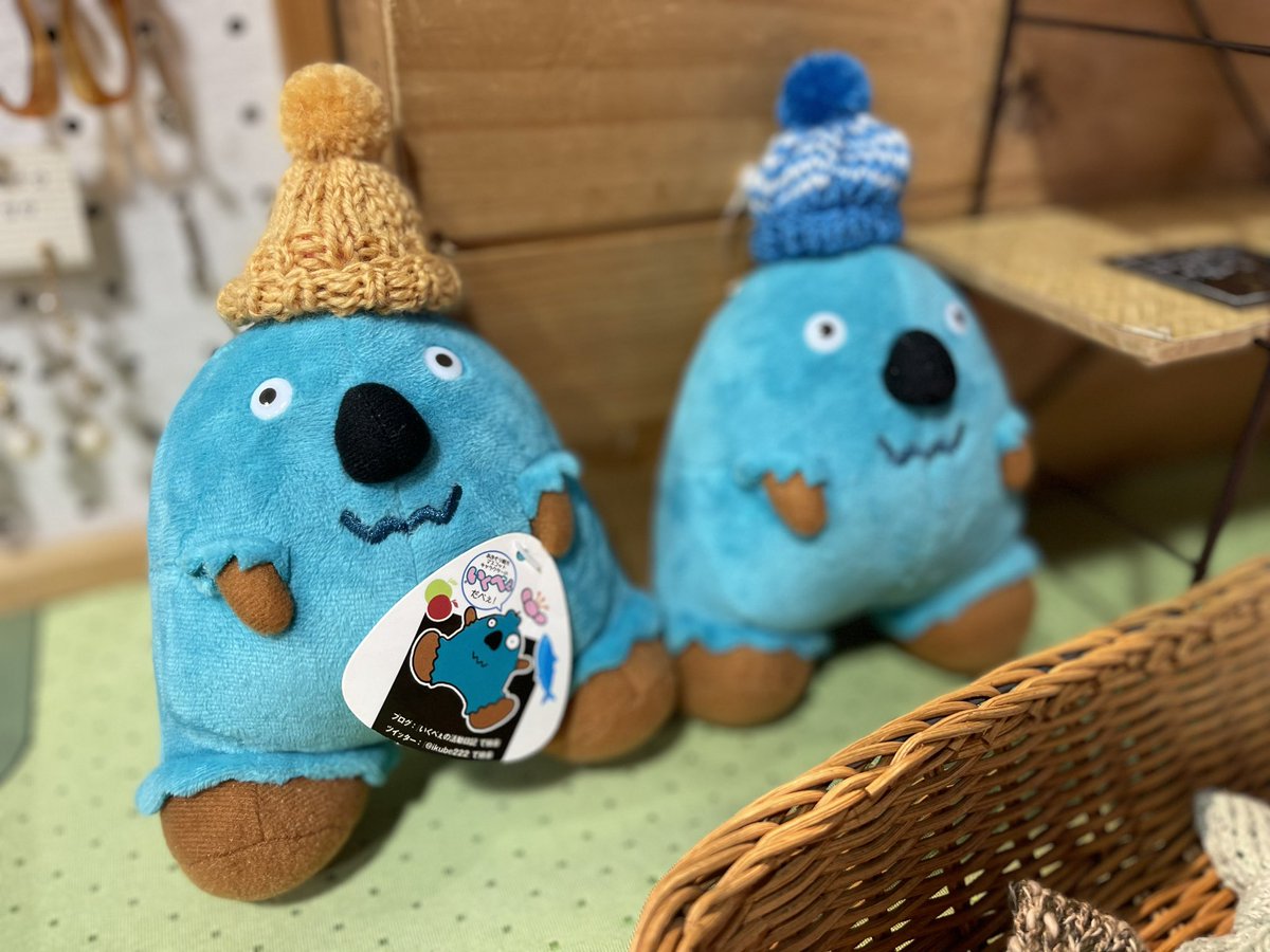 tailed_tit's tweet photo. アスパムの週末マルシェへ🚗

子ザメちゃん用のピンクのお帽子は
いくべぇにもお似合い😁

たにさわあいさんの赤いポシェット、
#micantoringo さんのニットのお帽子、
#northcastle さんの筋子納豆ブローチ
を購入🫶

いくべぇ誕生会楽しみ❣️
#アスパム　#週末マルシェ
#あったまるしぇ　#いくべぇ https://t.co/8f9STVS11A
