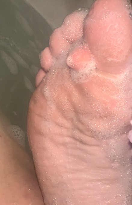 💕✨Töri Firëłłi⚡️2.2K✨💕 - 2 pic. Splish Splash 💦 🫧 these are just snippets for the vid. 😜I just uploaded new sexy washing video! 👉 https://t.co/dTpwK9ndhe #feetpicsforsales #feet #bubbles #sexyfeet #feetfetish #footworship #footdom #domme #feetseller #feetworshi̇p #toesfetish #goddessfeet #pedicuredfeet https://t.co/UWp58kZpOQ