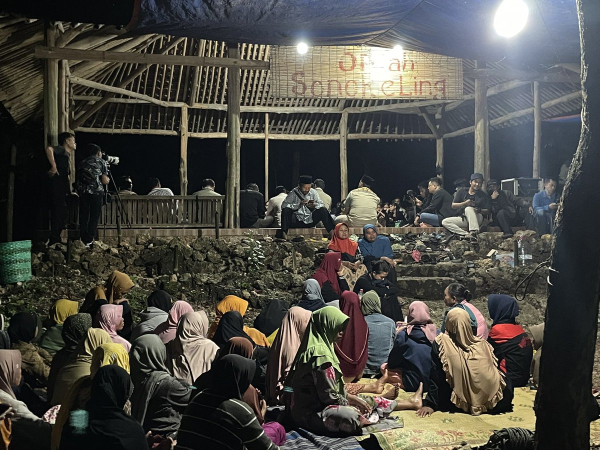 omahekendeng's tweet photo. “Slametan Pemilu - Melah Kanggo Milih”
Siapapun yang terpilih menjadi abdi rakyat harus benar-benar sadar dan peduli akan pentingnya menjaga kelestarian lingkungan demi keberlanjutan hidup anak cucu.
#kendenglestari
#savekarst
#saveearth
#IbuBumi https://t.co/aZYowIqqVz