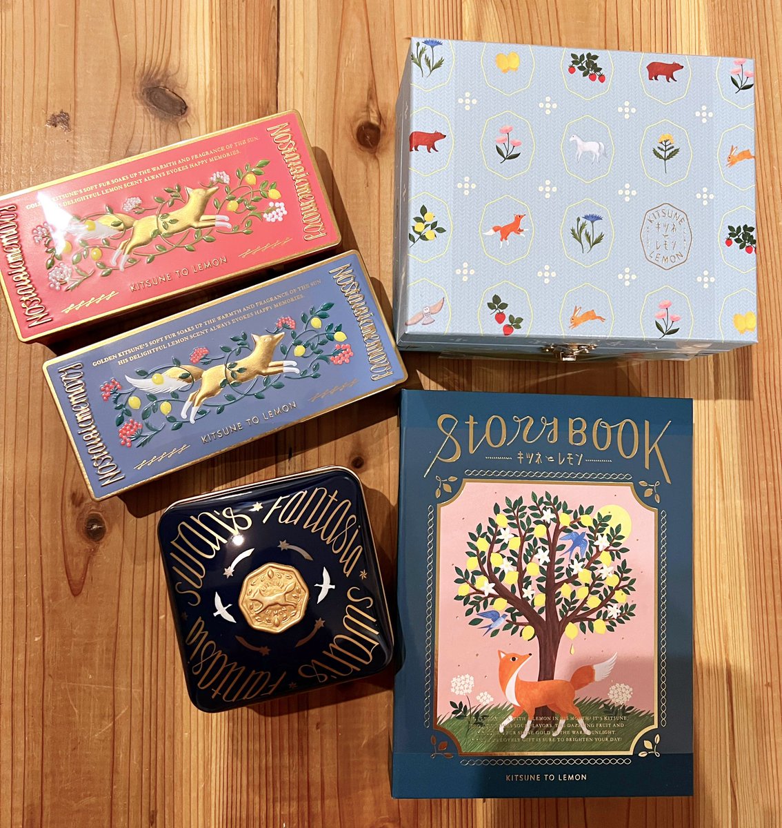 今年もチョコレート大販売会の季節がやって来ましたね‼️✨

色やあしらいやイラストの引き出しを増やすため〜と思ったりしますが…単純に楽しいから毎年行ってます💧

美しいことは問答無用で消費者に手元に商品を置きたいと思わせる要素のひとつ‼️

モロゾフ様のキツネとレモンが大好きです🍋✨