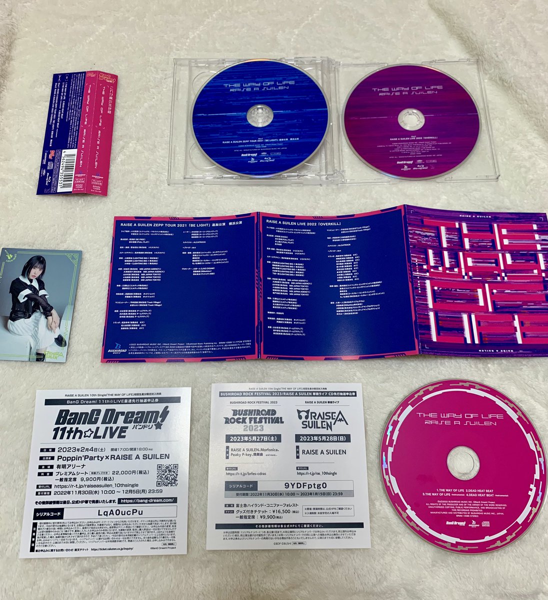 Rausch2020's tweet photo. RASの勉強のために
THE WAY OF LIFEを購入。
すごいねコレ!
3公演分のシリアルが入ってて、
ディスク3枚組みで定価9240円
って安すぎない��
小原さんのカードまで付いてた。
#ESSENTIALS のために
猛勉強しておきます!!
#RAISE_A_SUILEN
#BE_LIGHT
#OVERKILL https://t.co/VUVh78nOWa