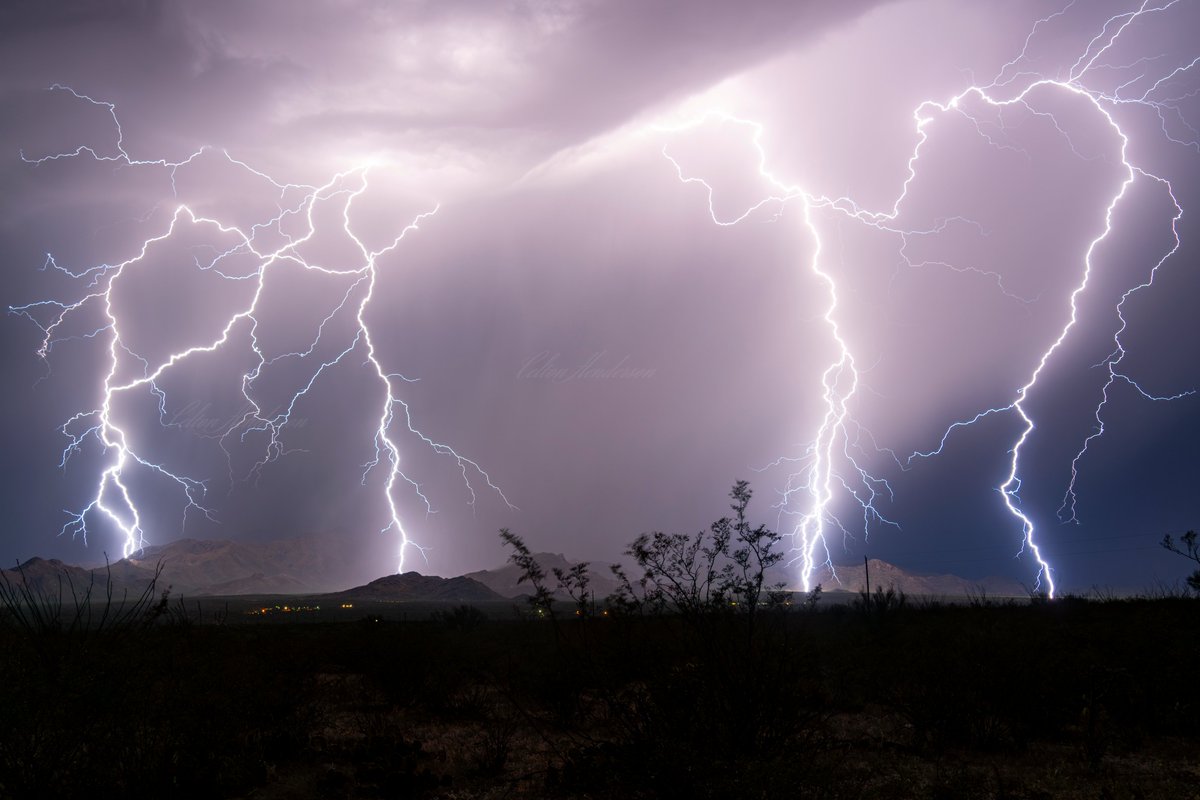 Probably the most impressive single exposure lightning photo I took last year. This was over Kitt Peak, AZ back on 7/30/23. @RiskeChris and I call this one the frog bolt. Can you see why?