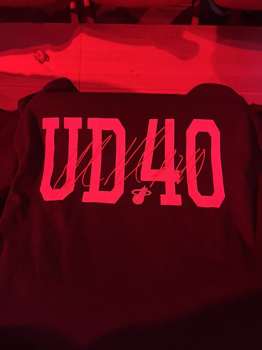 SAMSaysMiami's tweet photo. #AboutLastNight — Such a beautiful celebration & historic occasion for #HeatNation & #GatorNation & #Miami #MiamiHeat #UD40 @ThisIsUD @MiamiHEAT #HeatHistory 🔥🔥🔥 https://t.co/NEf2YLQnCM