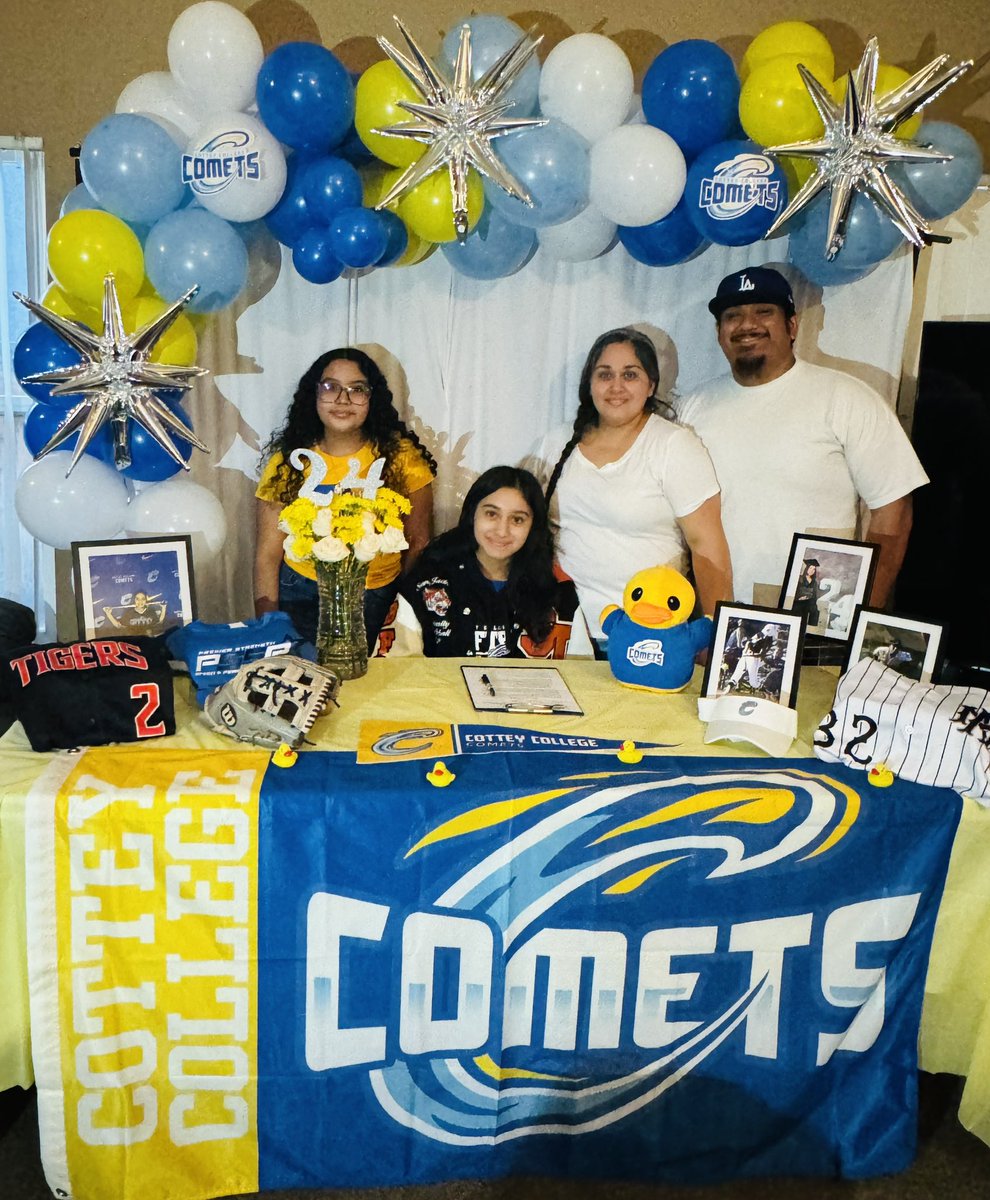 AudraT32's tweet photo. My Signing Day @CotteyCometSB @CoachKling 🥎☄️💙💛 https://t.co/i93GLnkKn6