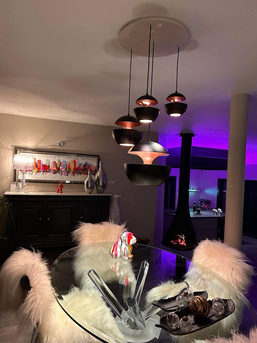 Lumitop_com's tweet image. Plongez dans le séjour de @caroline_calves, où la suspension "Here Comes The Sun" de @DCWEditions crée une constellation intérieure. Design astral par Bertrand Balas, elle diffuse une atmosphère chaleureuse pour des soirées inoubliables. 🌟 #EclairageDesign #DCWEditions #Lumitop