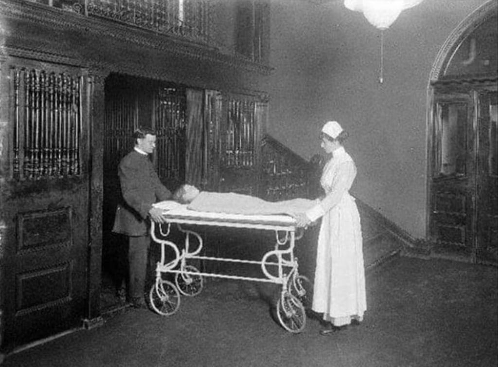 @historyinmemes In 1922, a group of scientists went to the Toronto General Hospital where diabetic children were kept in wards, often 50 or more at a time. Most of them were comatose and dying from diabetic ketoacidosis. These children were essentially in their death beds, awaiting what was at