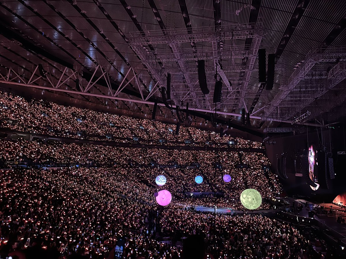 chunkysemaj's tweet photo. That was one heck of an experience! Best crowd Iβve been to, talking about Coldplay concert.
Thank you @coldplay for delivering, yet again, another experience of a lifetime. I wonβt be tired of supporting you and watching your concert. I love you! #MOTSWTPH #MOTSWT #Coldplay https://t.co/UZPI0NXVEO