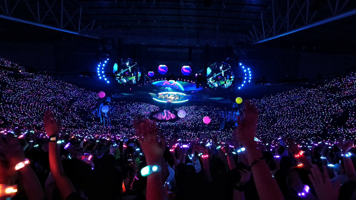 ron_sampaga's tweet photo. I didn't regret being at the higher part of the crowd. I got to experience both music and these scene! π₯°
Thank you @coldplay for these!
Can't wait to see you again SOON. π
#ColdplayManila #MOTSWTPH https://t.co/6aFGV8xCd8